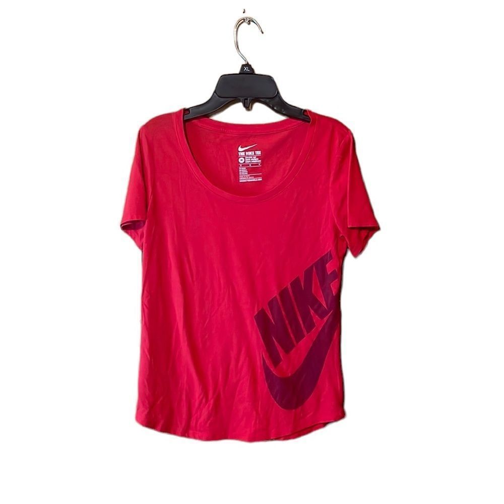 •NIKE• red athletic/workout/causal t-shirt in size med EUC